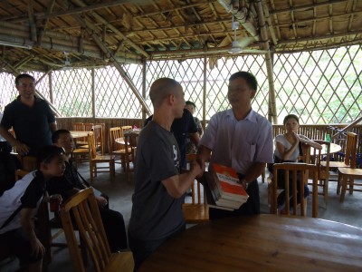 李镇长代表黄花镇党委政府接收助农志愿者捐赠图书