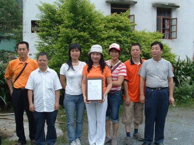 助农志愿者与万格村长助理沈小玲女士合影